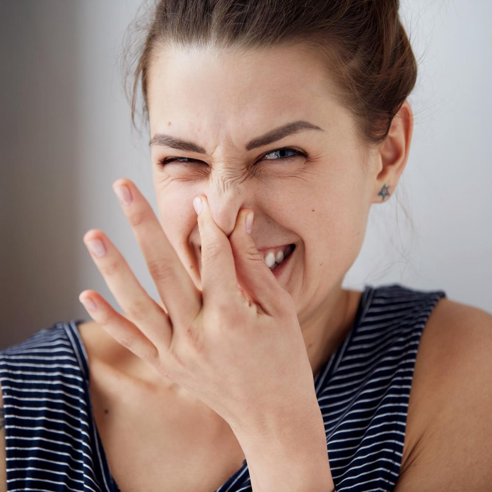 5 Deo-Fehler, die wir fast alle machen: Frau hält sich Nase zu