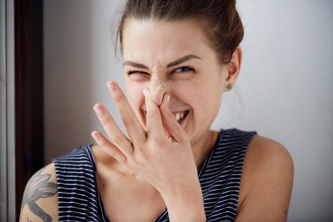 5 Deo-Fehler, die wir fast alle machen: Frau hält sich Nase zu