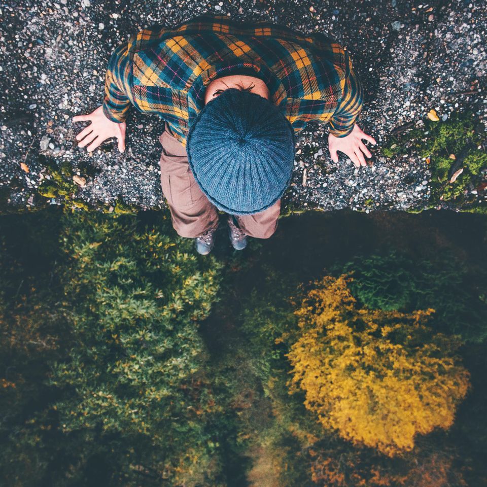 Reddit: Ein Mann sitzt auf einem Felsen und schaut hinunter
