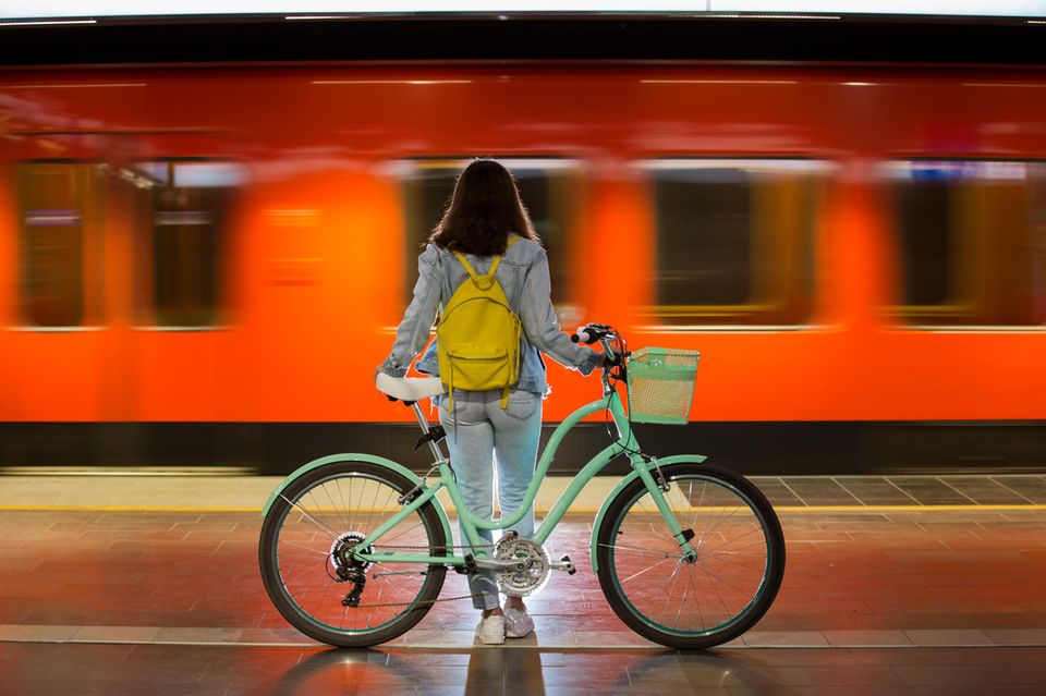 Städtereise: Frau mit Fahrrad