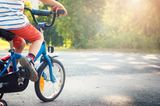 Kinderentwicklung: Kind fährt Fahrrad