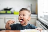 Kinderentwicklung: Kind frühstückt