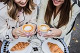 Städtereise: Frauen frühstücken im Café