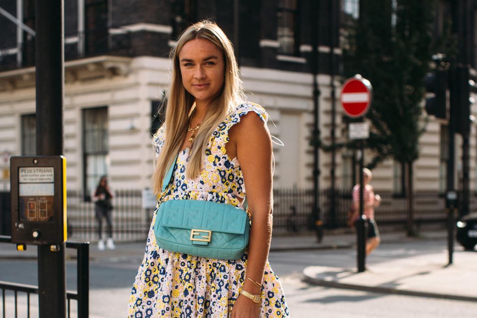 Nina Suess mit Fendi-Tasche