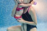 Tante mit Nichte im Schwimmbecken