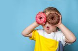 Kind mit Donuts
