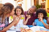 Familienleben: Familien im Restaurant
