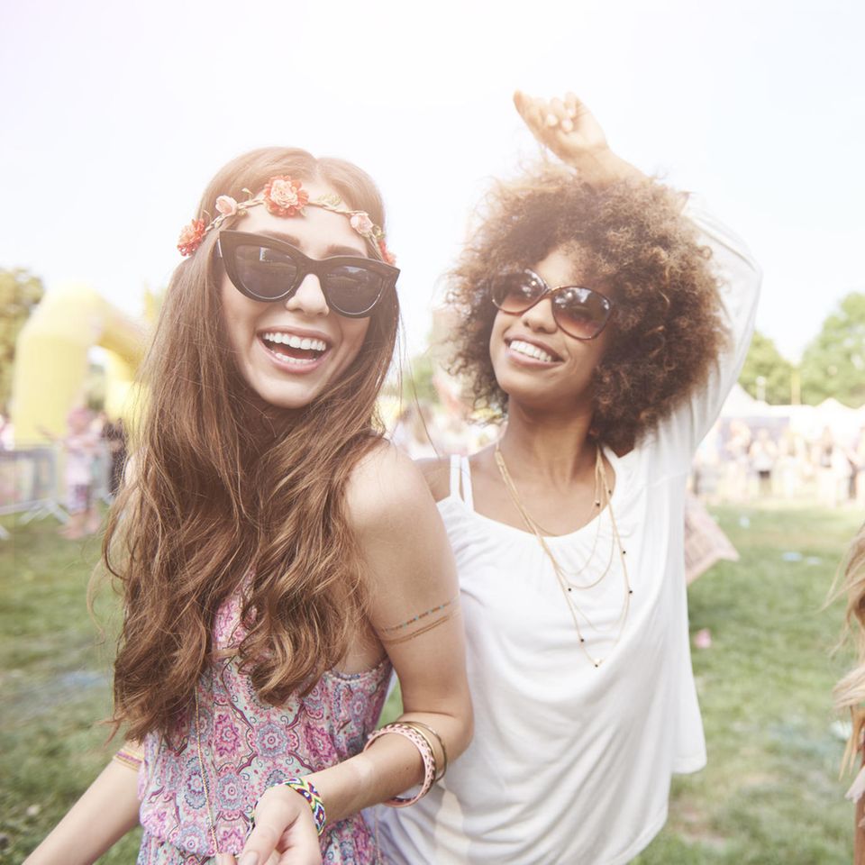 Drei Freundinnen auf einen Festival
