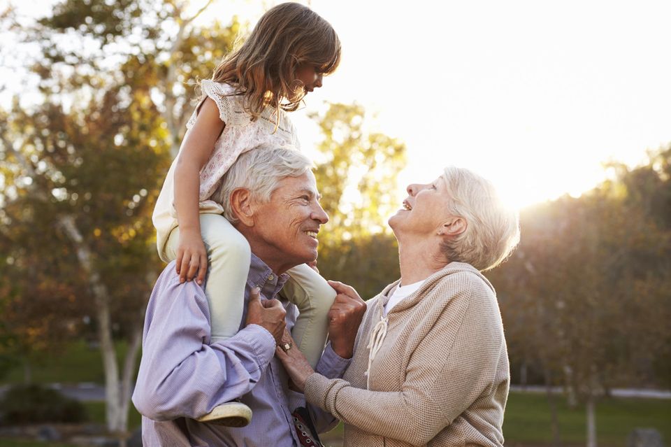 Großeltern mit Enkelkind auf Schultern des Opas