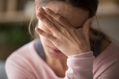 Migräne: Frau mit Kopfschmerzen