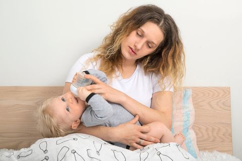 Schlaflos mit Baby: Übermüdete Mutter mit Baby im Arm