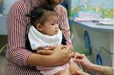 Kindergesundheit: Kind wird auf Schoß der Mutter geimpft