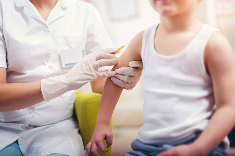 Kindergesundheit: Kind wird geimpft
