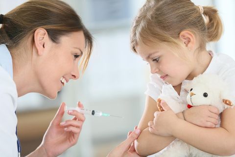 Kindergesundheit: Kind wird geimpft