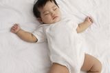 Babykleidung: Schlafendes Baby