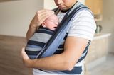 Väter-Fitness im Babyalltag: Vater mit Baby im Tragetuch