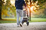 Väter-Fitness im Babyalltag: Vater mit Baby im Kinderwagen