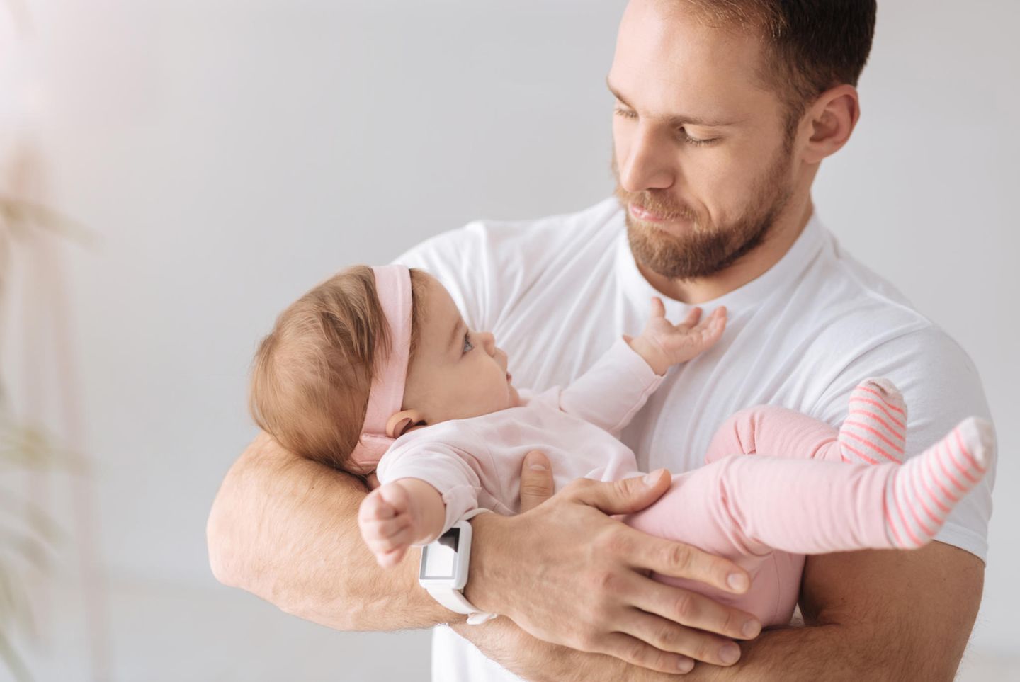 Väter-Fitness im Babyalltag: Vater mit Baby im Arm