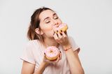 Frau isst Donuts