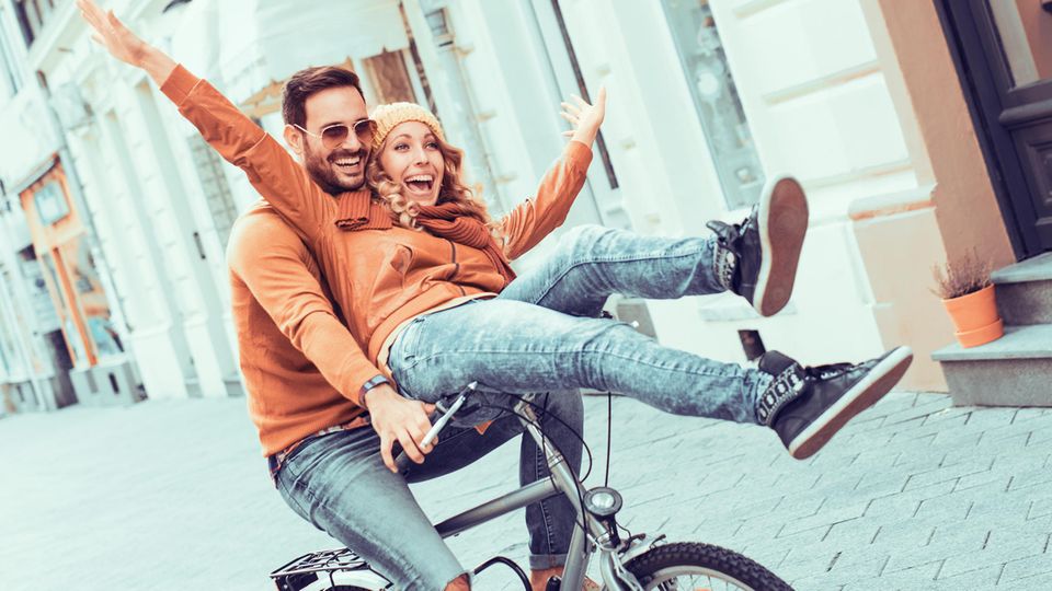 9 Dinge die glückliche Paare füreinander tun – ohne danach gefragt zu werden: Paar auf dem Fahrrad