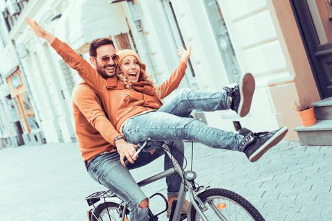 9 Dinge die glückliche Paare füreinander tun – ohne danach gefragt zu werden: Paar auf dem Fahrrad