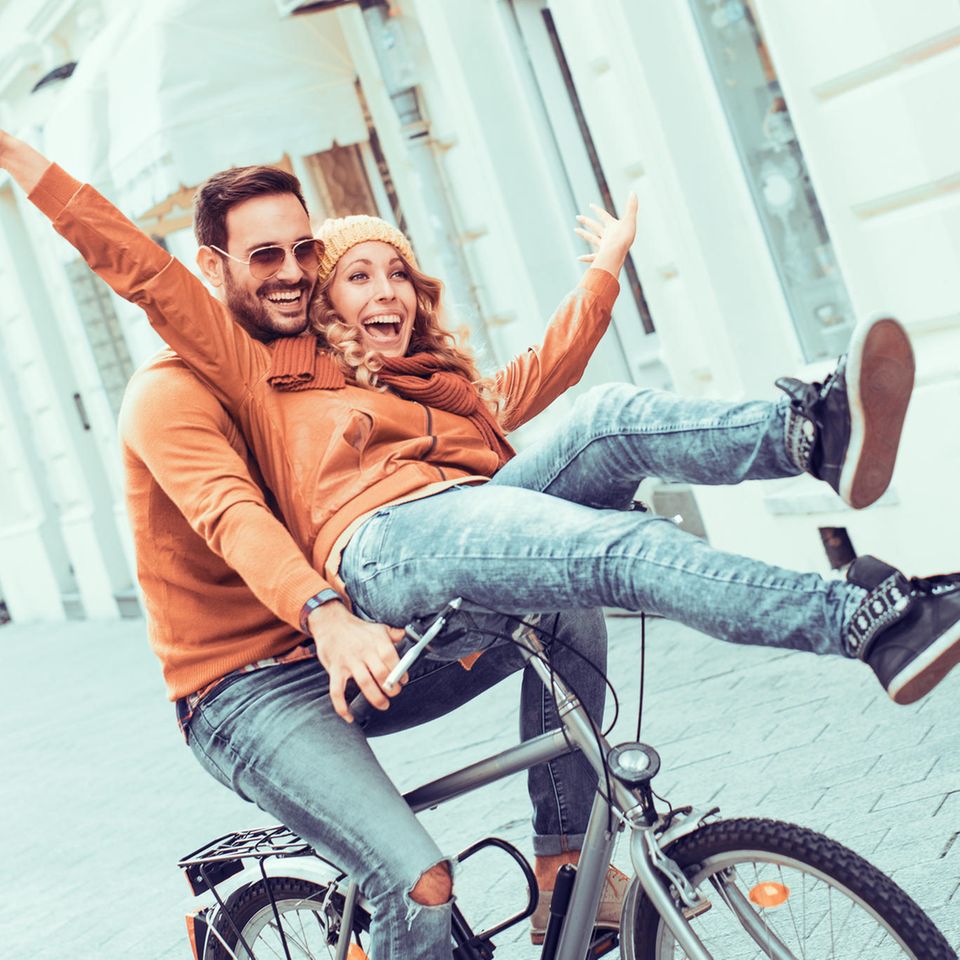 9 Dinge die glückliche Paare füreinander tun – ohne danach gefragt zu werden: Paar auf dem Fahrrad