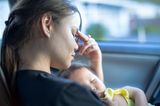 Süße Rettung: Gestresste Mutter mit Baby auf Arm