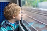 Süße Rettung: Junge sitzt in Bahn