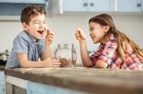 Süße Rettung: Kinder naschen Kekse