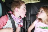 Süße Rettung: Streitende Kinder im Auto