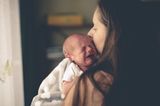 Süße Rettung: Schreiendes Baby auf Arm der Mutter