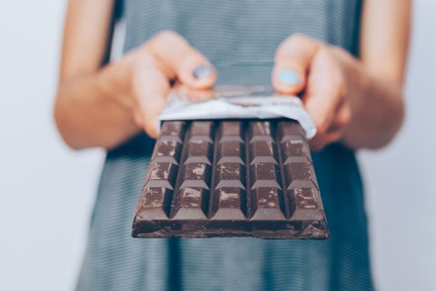 Süße Rettung: Frau mit Schokolade in der Hand