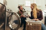 Partnerschaft: Paar beim Wäschewaschen