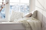 Leseecke einrichten: Fensterbank mit Kissen und Decke