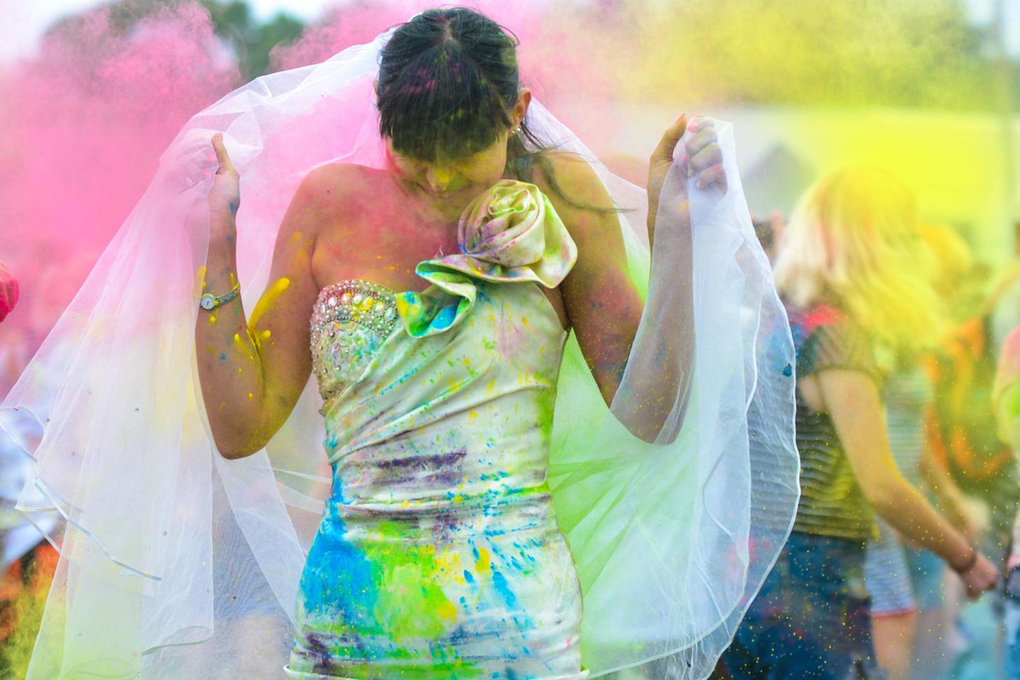 Brautkleider mit Farbverlauf: Frau im Hochzeitskleid