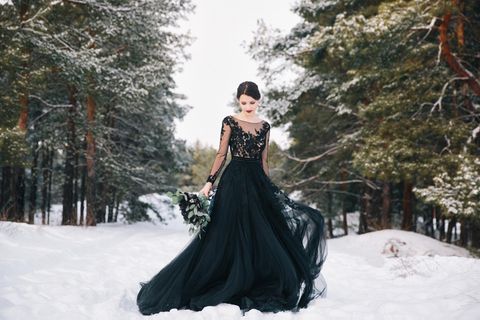 Schwarze Hochzeitskleider: Frau im schwarzen Kleid