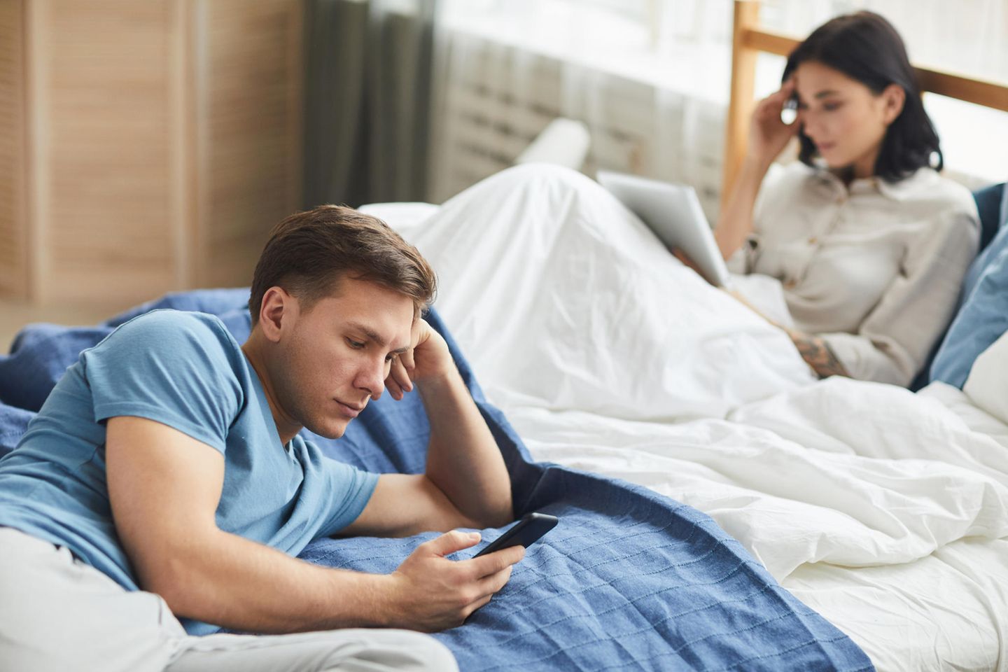 Is he cheating? If he says THAT you should be careful! Couple in bed "loading =" lazy