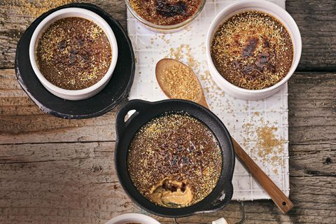Kaffee-Desserts: Kaffee-Crème-brûlée mit Aprikosenkompott