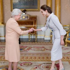 Queen Elizabeth II.: mit Angelina Jolie