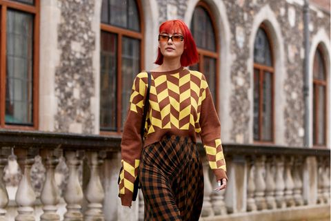 Pullover-Trends: Eine Besucherin der Londoner Fashion Week