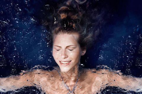 Frau treibt in Wasser