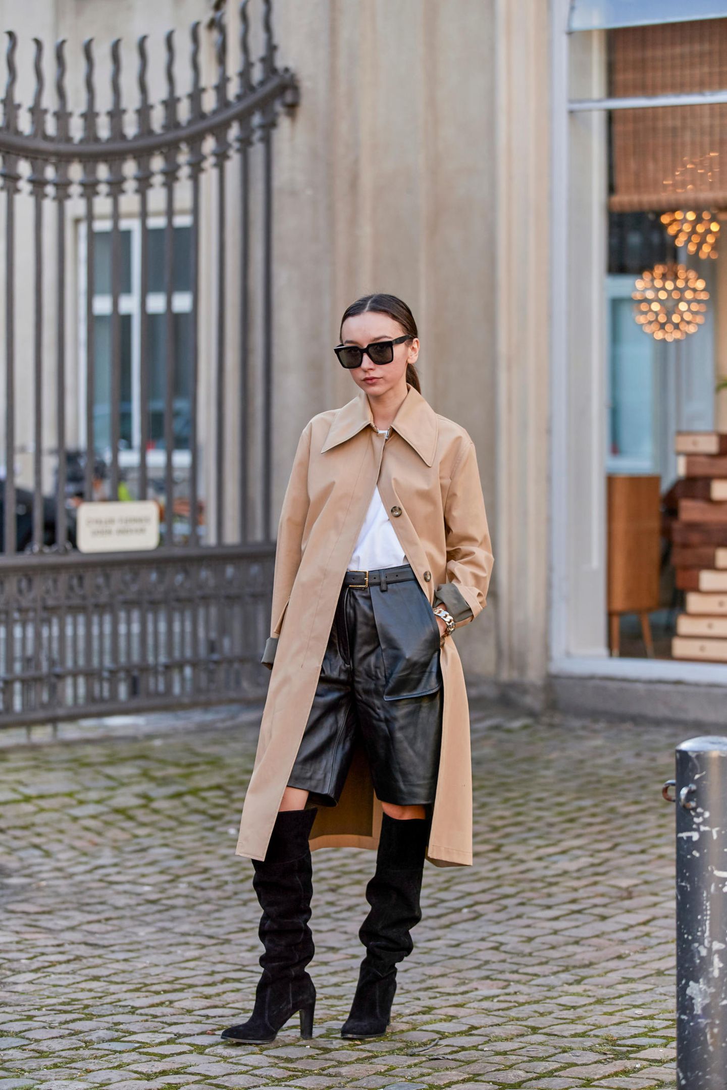 Die Culottes ist das perfekte Herbst-Essential, wie diese skandinavische Fashionista beweist. Aus Leder und zu Stiefeln und Trench kombiniert hält sie nicht nur warm, sondern ist lässig und elegant zugleich. 