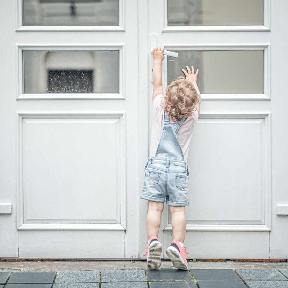 Freiraum: Kind möchte Tür öffnen