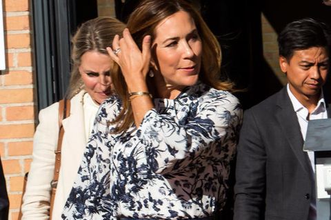 Kate and Meghan are in the top league when it comes to style. But the two are not the only royal fashionistas we can learn something from. Crown Princess Mary of Denmark is always stylish and has just proven that again at an appointment with the WWF in Copenhagen. The pleated midi-length skirt and the blouse with a floral print by Erdem leave no doubt that Mary owns fashion just like her colleagues from England. However, it is one detail that catapults her look straight to the top of the coolest styles of this year ... "loading =" lazy