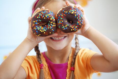 Kinderlebensmittel: Kind mit Donuts