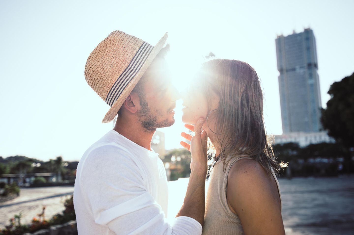 Horoskop: Ein Paar, das im Begriff ist sich zu küssen