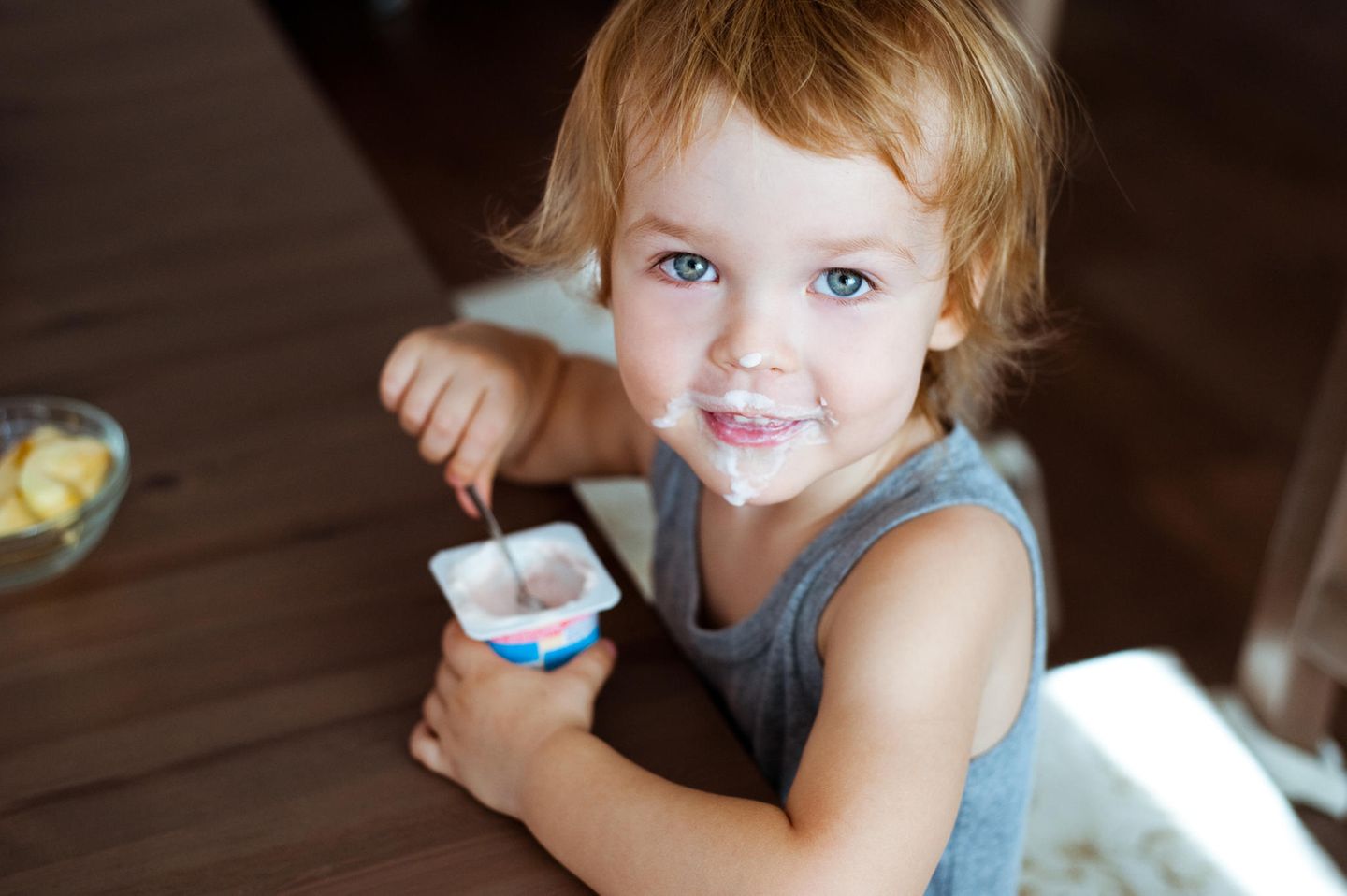 Kinderernährung: Kind isst Joghurt