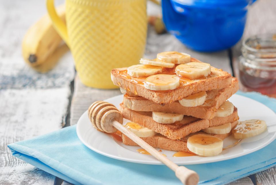 Kinderernährung: Toast mit Banane und Honig