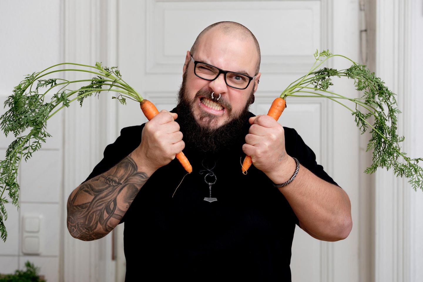Unverträglichkeit: Wütender Mann mit Karotten in der Hand