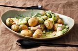 Kartoffel-Gurken-Salat mit Forelle